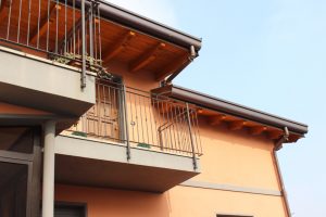 Ristrutturazione ed ampliamento balconi travi in legno particolare costruttivo sottotetto